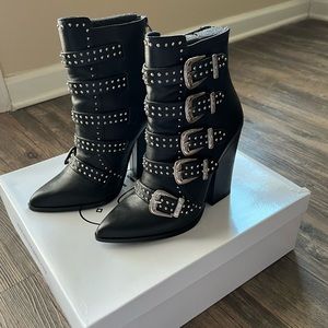 Steve Madden Black with silver buckles heel boot. Size:7.